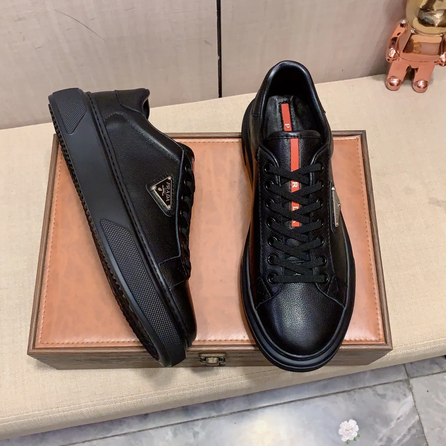 Men's men's shoes💰460💰💰🎩🎩[Lightning][Lightning] "PRADA*" The latest and most popular casual shoes, top brand [seduce] luxury ~ purchasing agency, top ~ quality. [Strong] The upper is made of imported breathable cowhide with material ➕ breathable sheepskin feet (•) and fine workmanship. The original stylish and stylish soft rubber wear-resistant and non-slip outsole is light and comfortable on the feet. The real thing looks better when photographed in person. 0128: Size: 38-44, 45 sizes can be customized, black, white